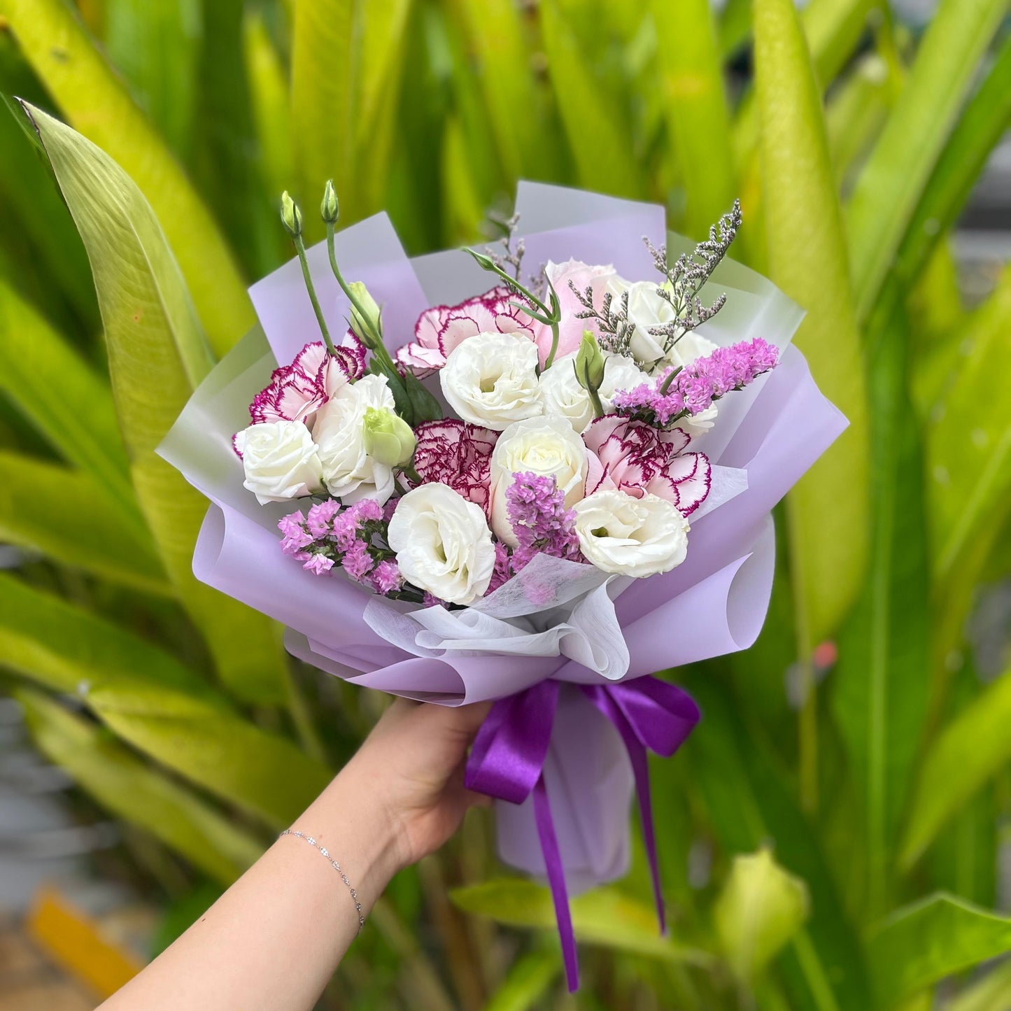 {M11} Kind- Pink purple rose & carnations