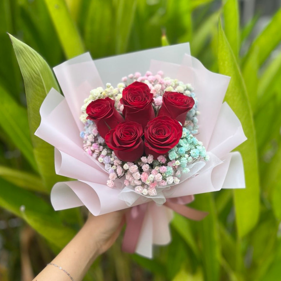 5 Rose Bouquet with Coloured Baby's Breath