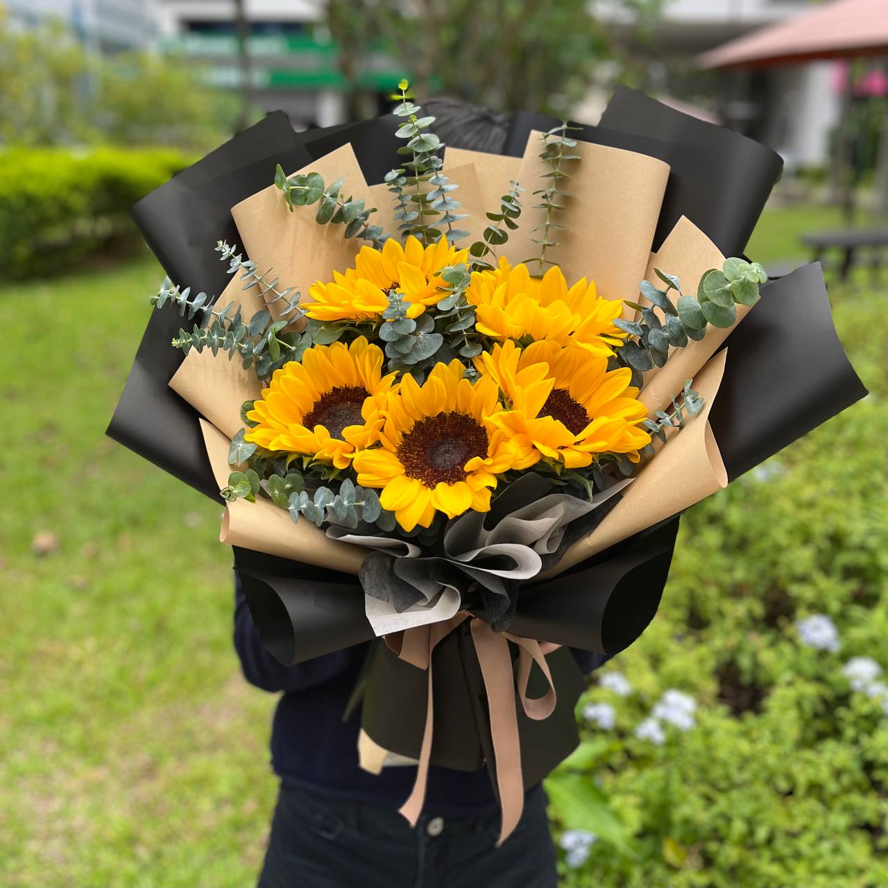 G13} Cheers- 5 sunflower bouquet – Cool Petals